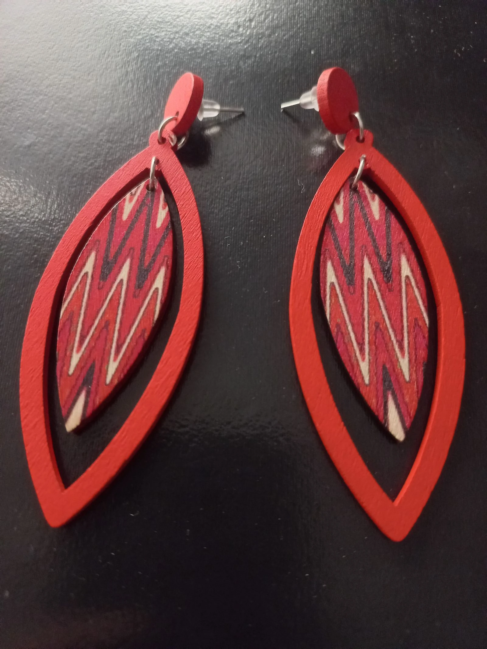 Painted wooden leaf earrings – photo 3